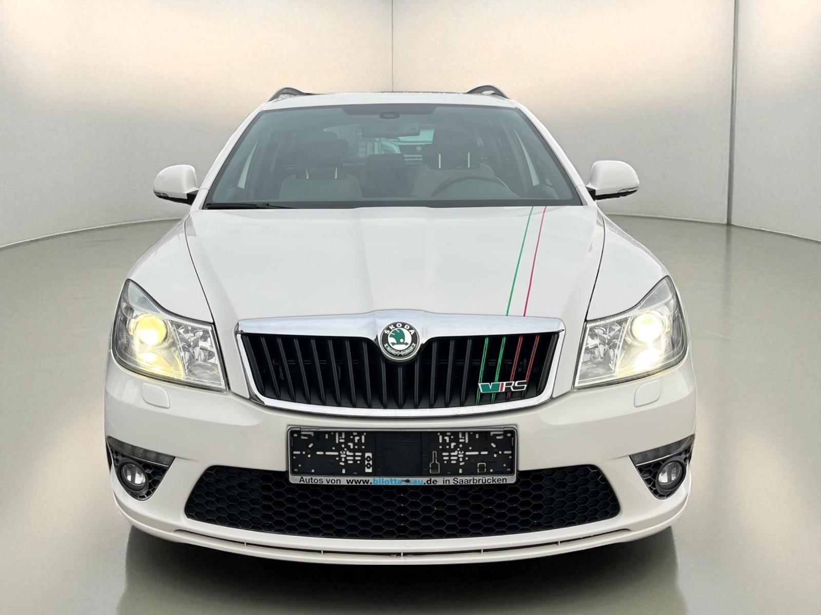 Skoda Octavia 2012 — rear view