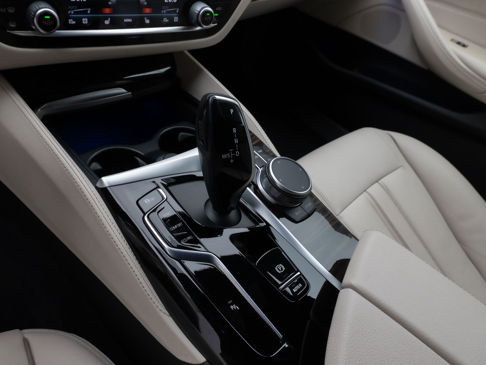 Fahrzeugabbildung BMW 530d LuxuryLine Laser HUD DAB HiFi DisKey 19Zoll