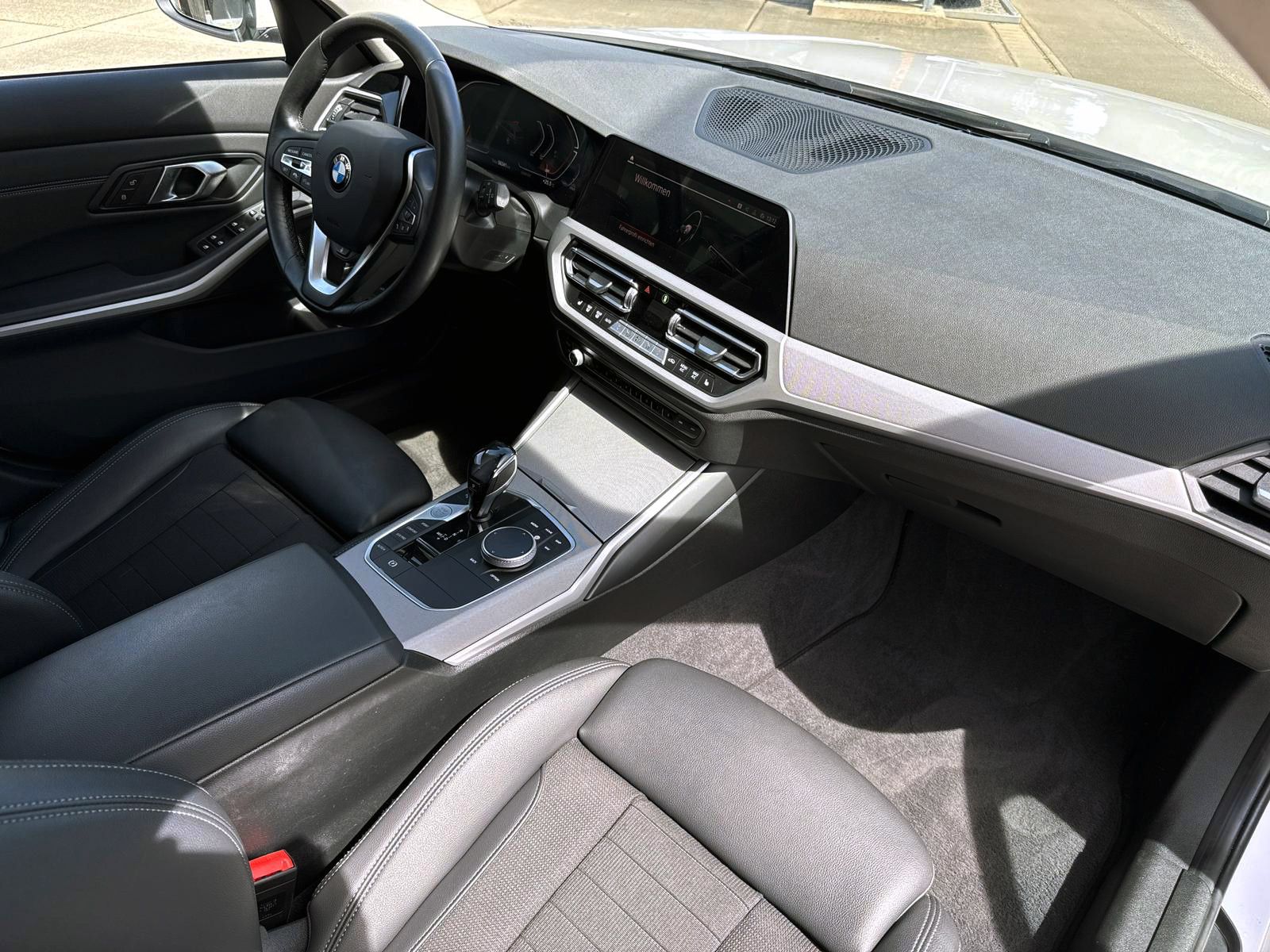 Fahrzeugabbildung BMW 320d Touring Steptr. Advantage LED ACC AHK KAM