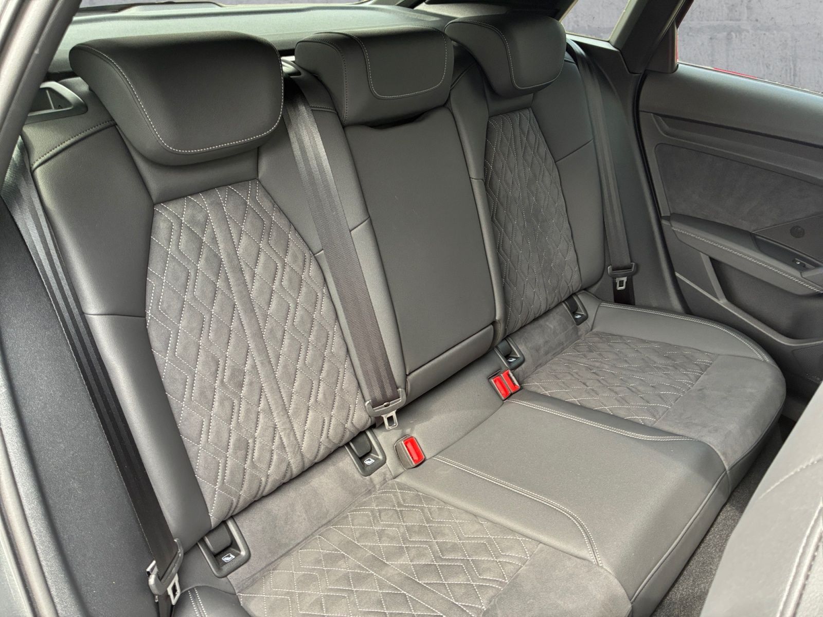 Audi A3 Sportback 40 TDI QU S-LINE MATRIX PANO B&O 18 foto 16
