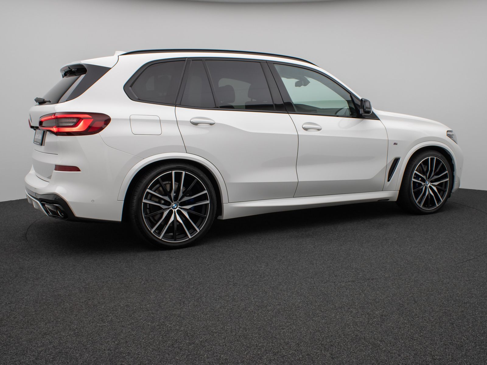 Fahrzeugabbildung BMW X5 M50i Panorama 360° HUD DAB H/K AHK Individual