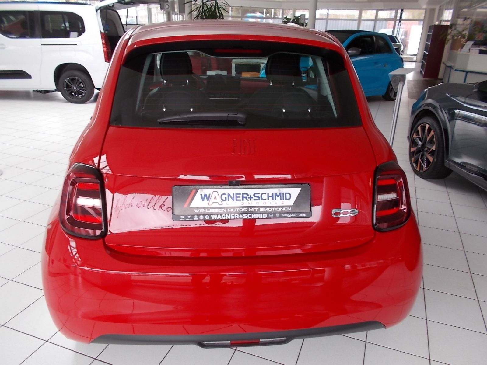 Fahrzeugabbildung Fiat 500e Red EDITION 42 kWh WENIG KILOMETER