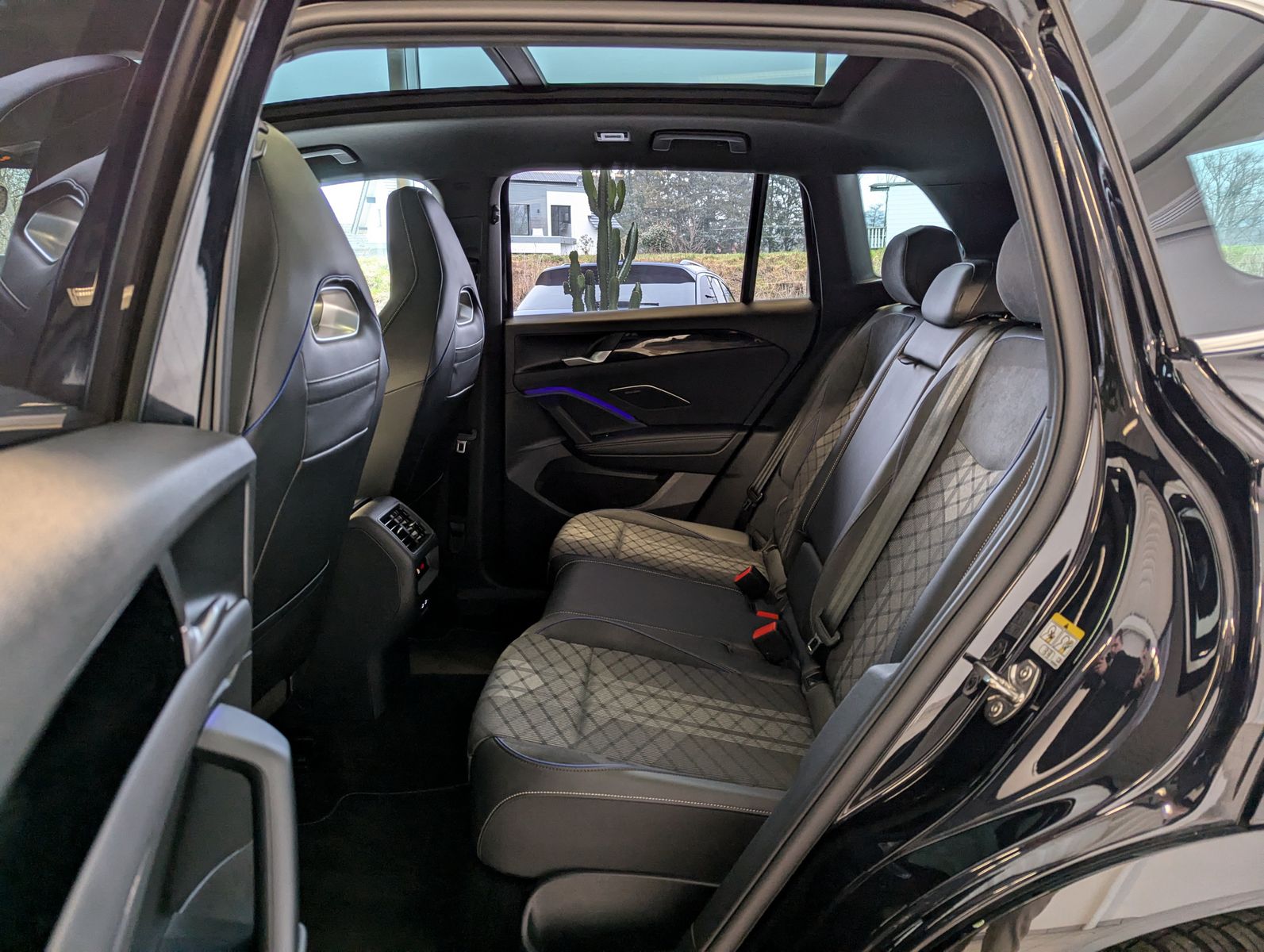 VW Tiguan 2.0TDI R-Line 4M Pano H/K AHK Matrix 20" - Image 13