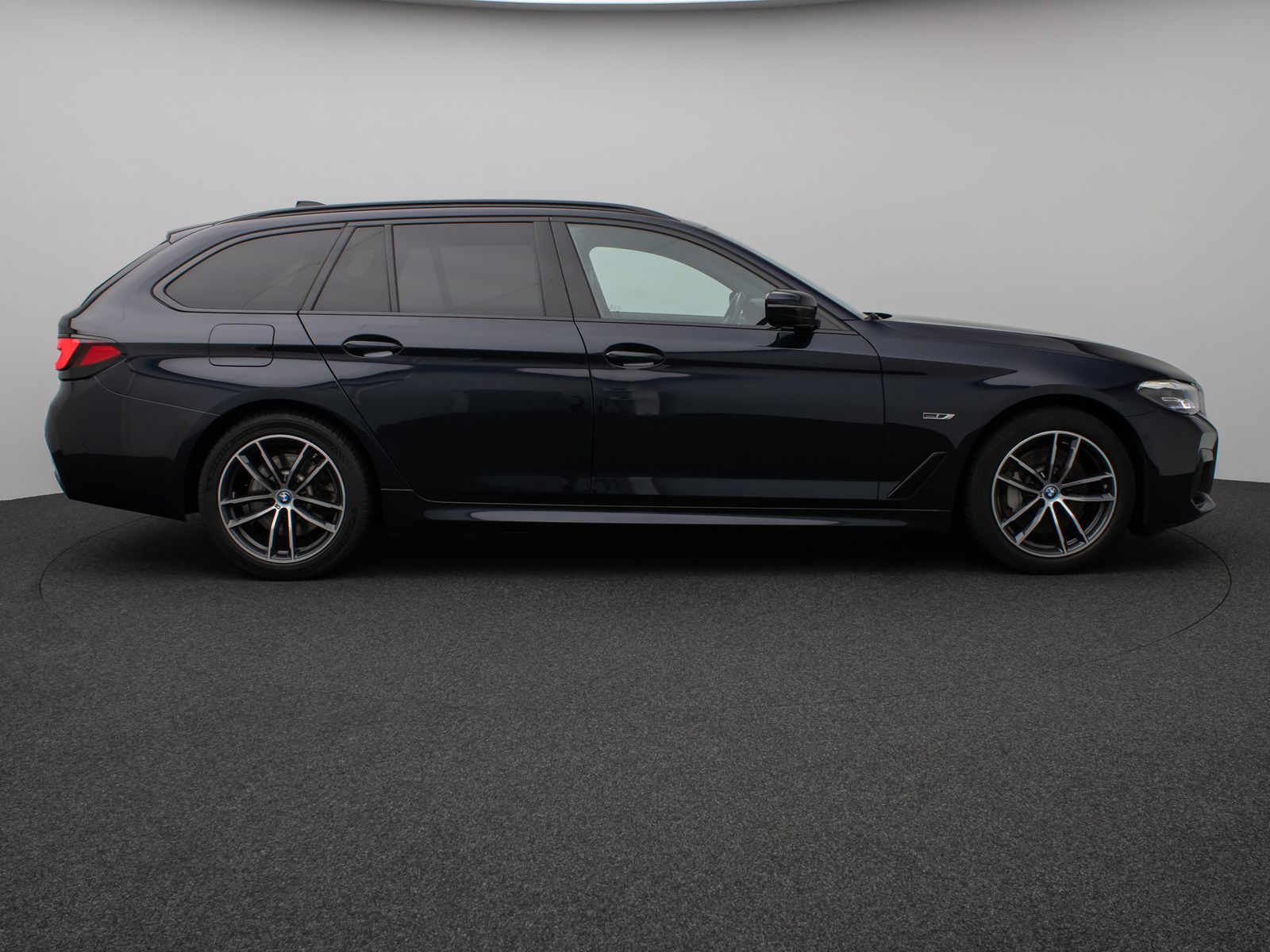 Fahrzeugabbildung BMW 530e xD M Sport Panorama Kamera HUD DAB HiFi