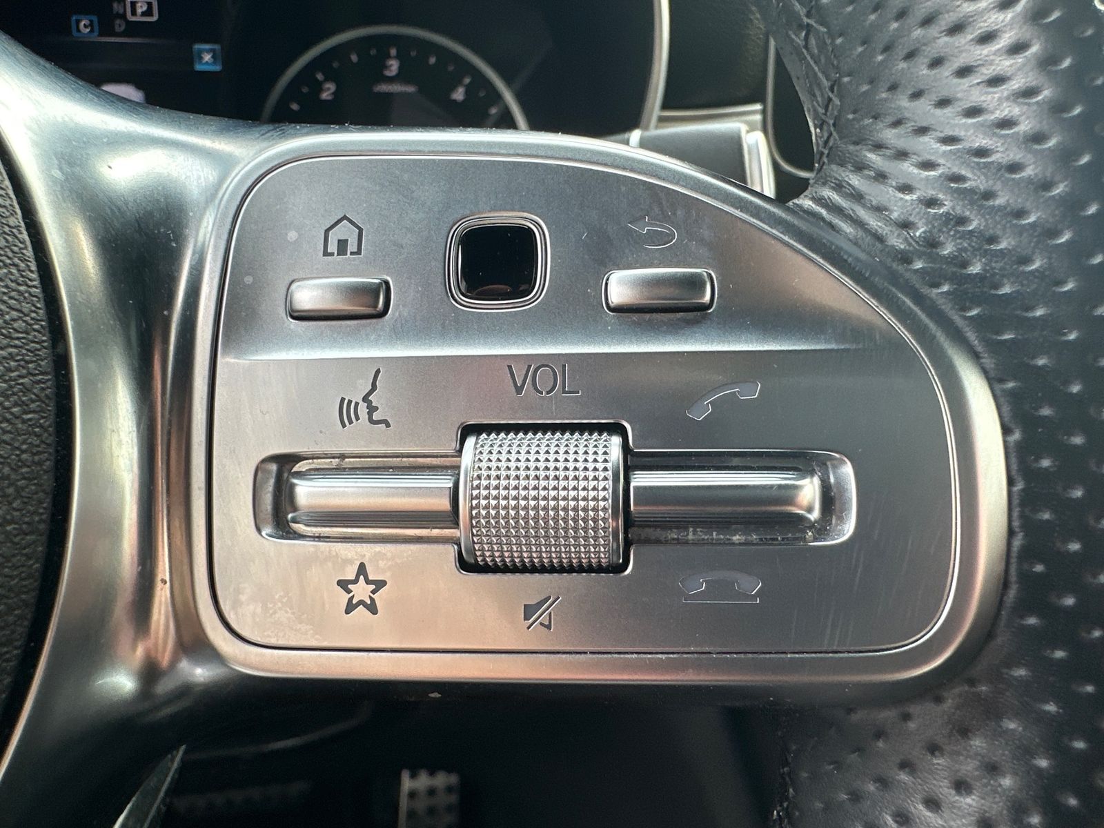 Fahrzeugabbildung Mercedes-Benz GLC 220d 4MATIC AMG Line NAV+LED+ACC+KAMERA+PANO