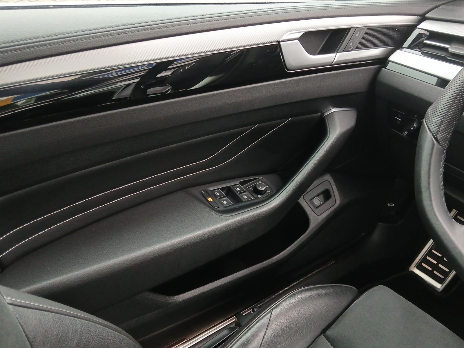 Fahrzeugabbildung Volkswagen Arteon SB TDI R-Line DSG 4M Matrix AHK AID ACC R