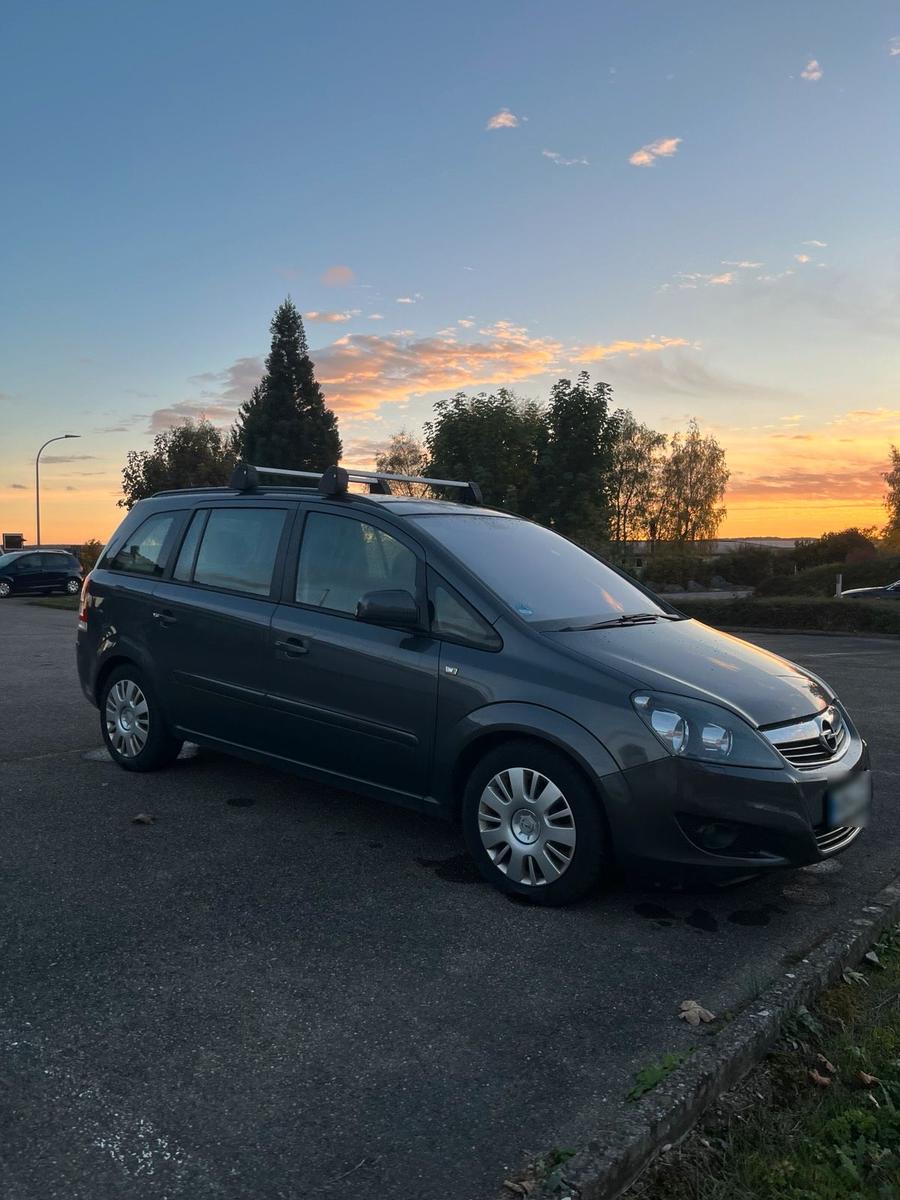 Opel Zafira 2012 — rear view