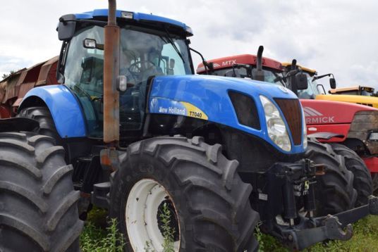 New Holland T 7040 