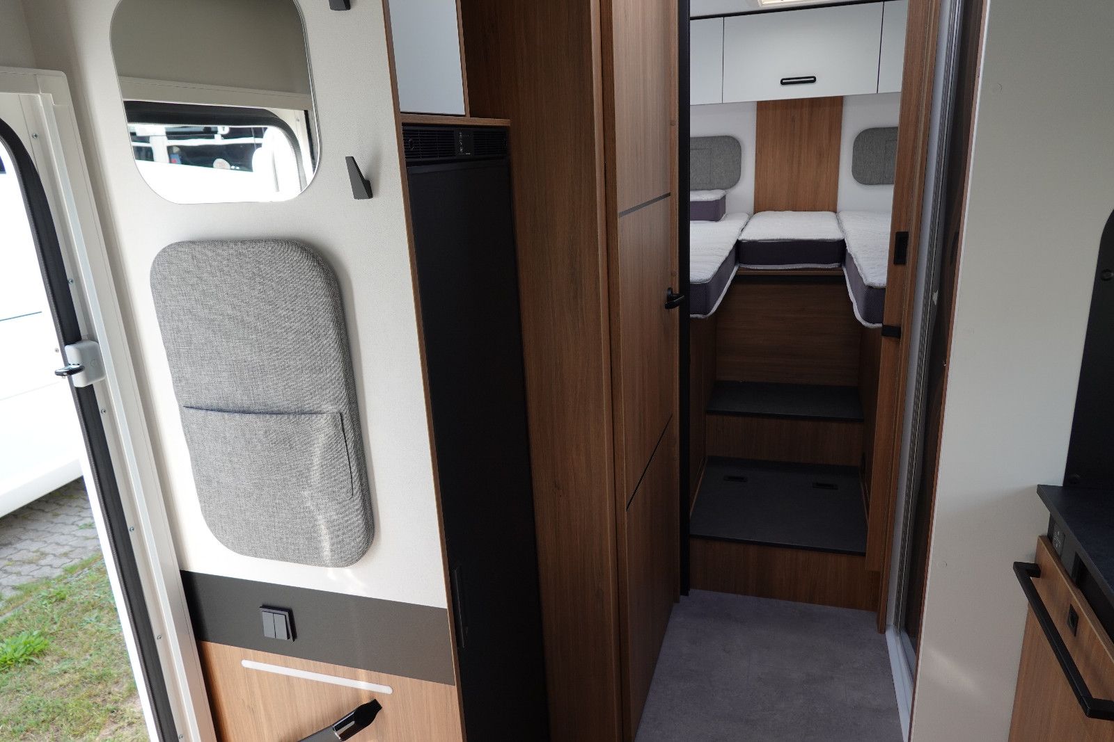 Fahrzeugabbildung Challenger 337 Graphite Edition m. Hubbett M27