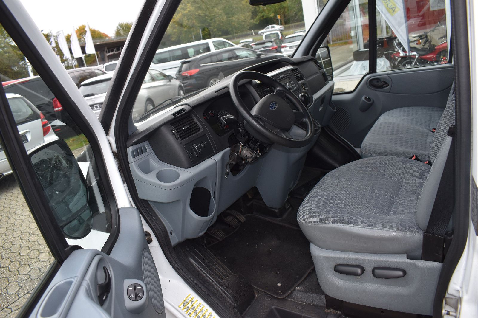 Fahrzeugabbildung Ford Transit Kombi FT 300 L Behindertengerecht *8420
