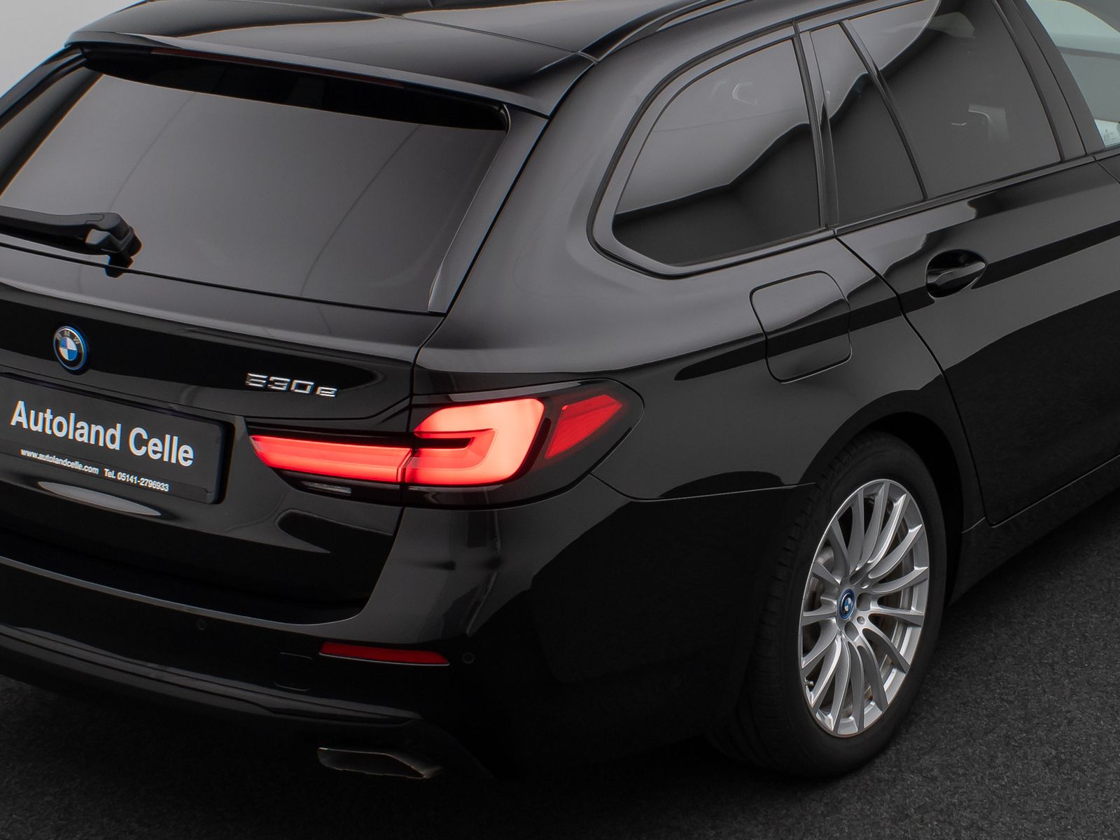 Fahrzeugabbildung BMW 530e Panorama DAB HiFi CockPitPro Alarm PDC LED