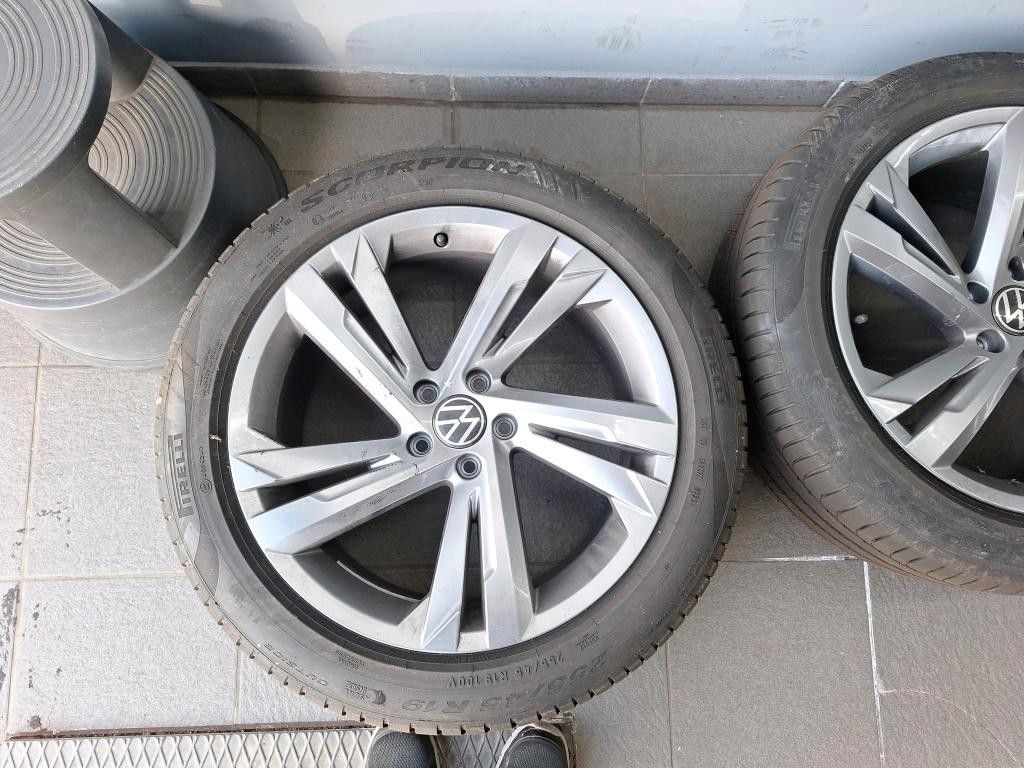 Fahrzeugabbildung Volkswagen Tiguan R-LINE DSG LED AHK ACC 19' APP-CON. 1H