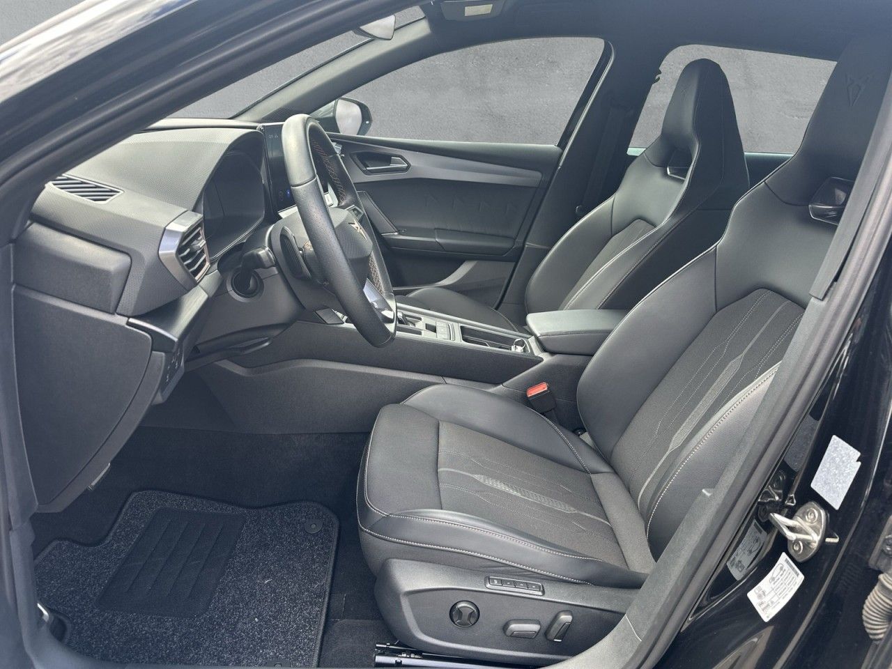 Fahrzeugabbildung CUPRA Leon VZ Sportstourer 2.0 TSI 245 PS DSG - mit KI generiert/bearbeitet