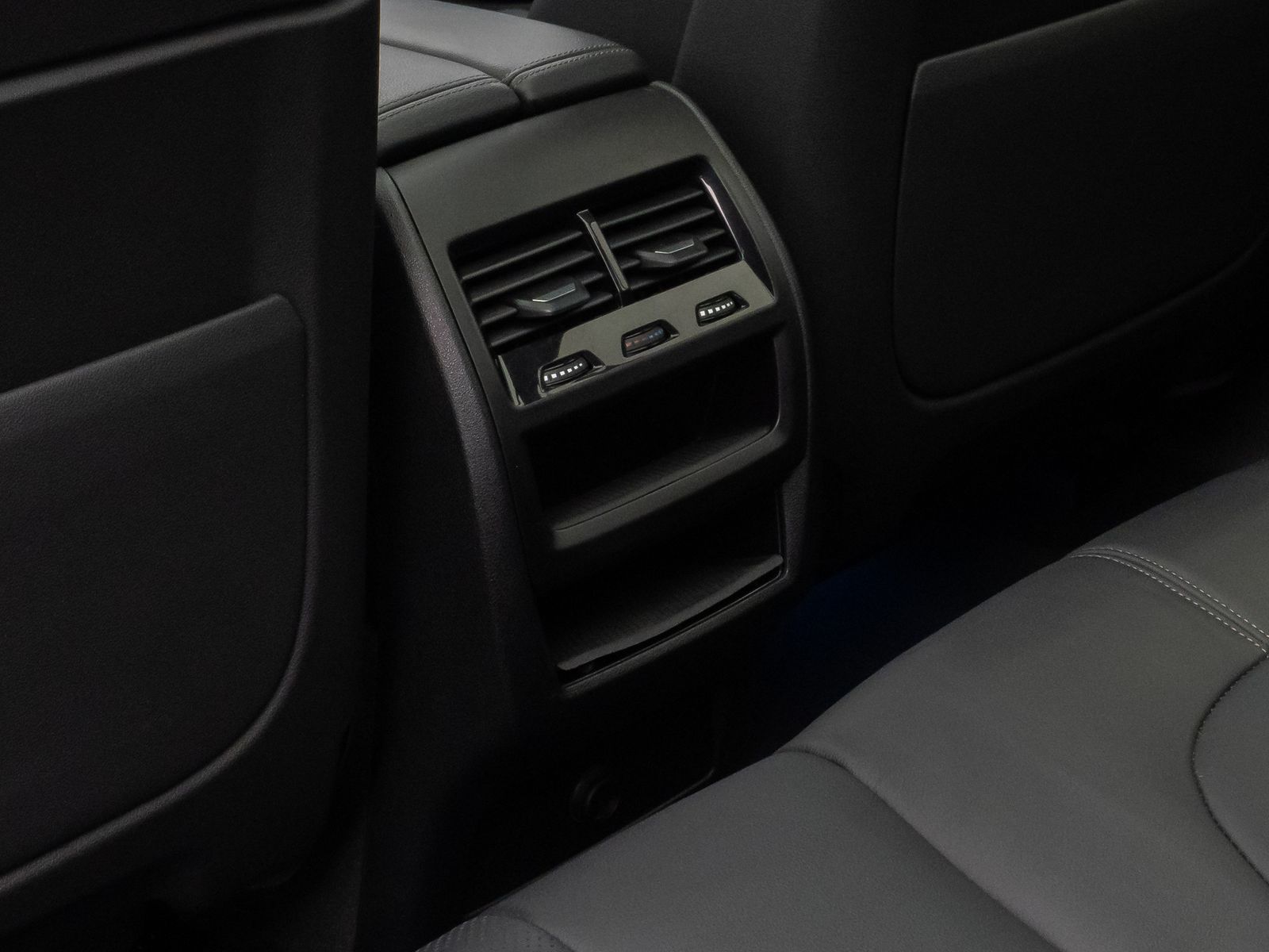 Fahrzeugabbildung BMW X5 xD45e M Sport Panorama Laser 360°HUD DAB B&W