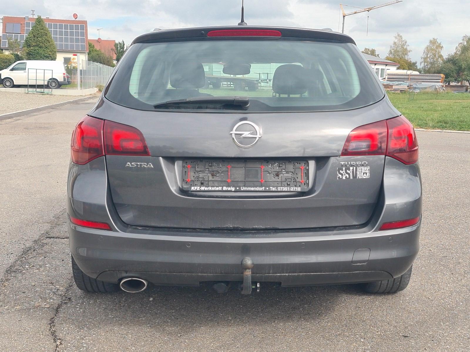 Opel Astra 2011 — photo 10