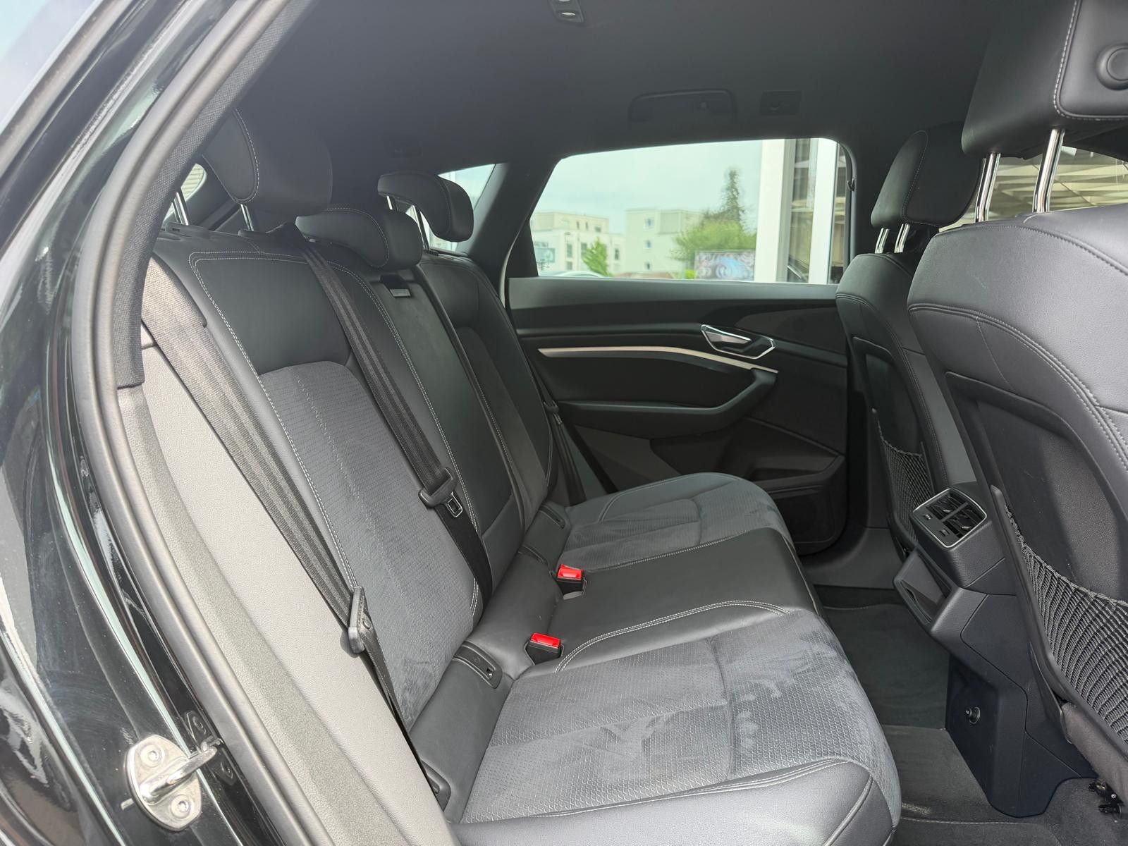 Fahrzeugabbildung Audi e-tron S QUATT 2X S LINE LUFT+MEMO+NAVI+LED+PDC+