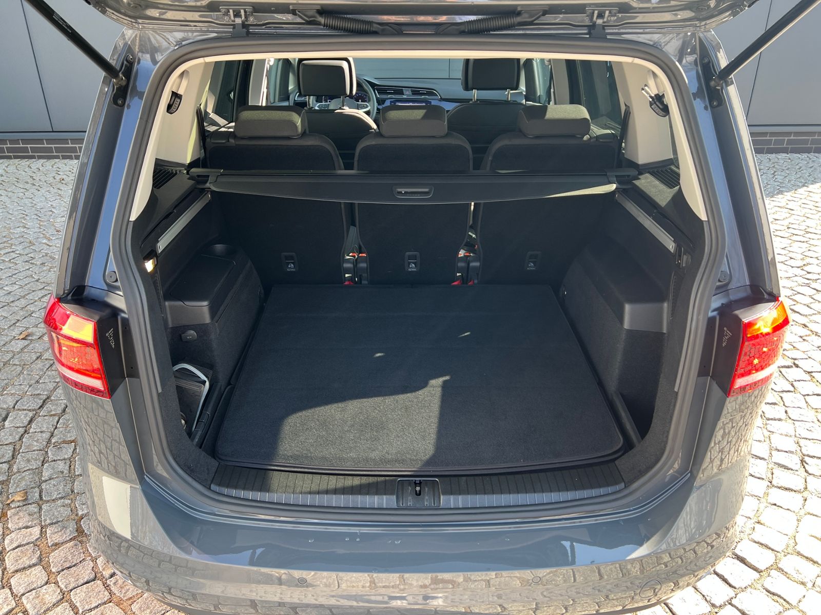 Fahrzeugabbildung Volkswagen Touran Highline 2.0 TDI DSG *AHK, LED, 7 Sitze,