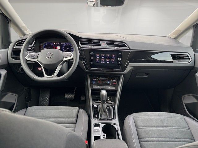 Fahrzeugabbildung Volkswagen Touran 1.5TSI DSG Highline 7-Sitz+STDHZ+AHK+PANO