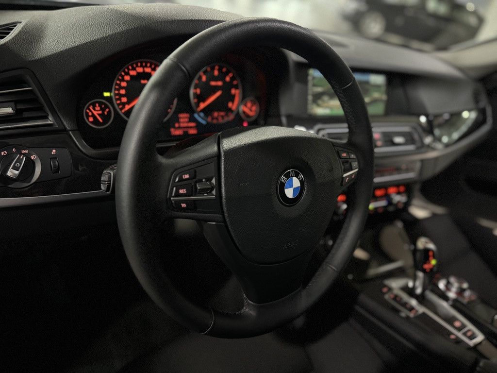 Fahrzeugabbildung BMW 520d Panorama PDC Xenon Sitzhzg NaviPro Tempomat