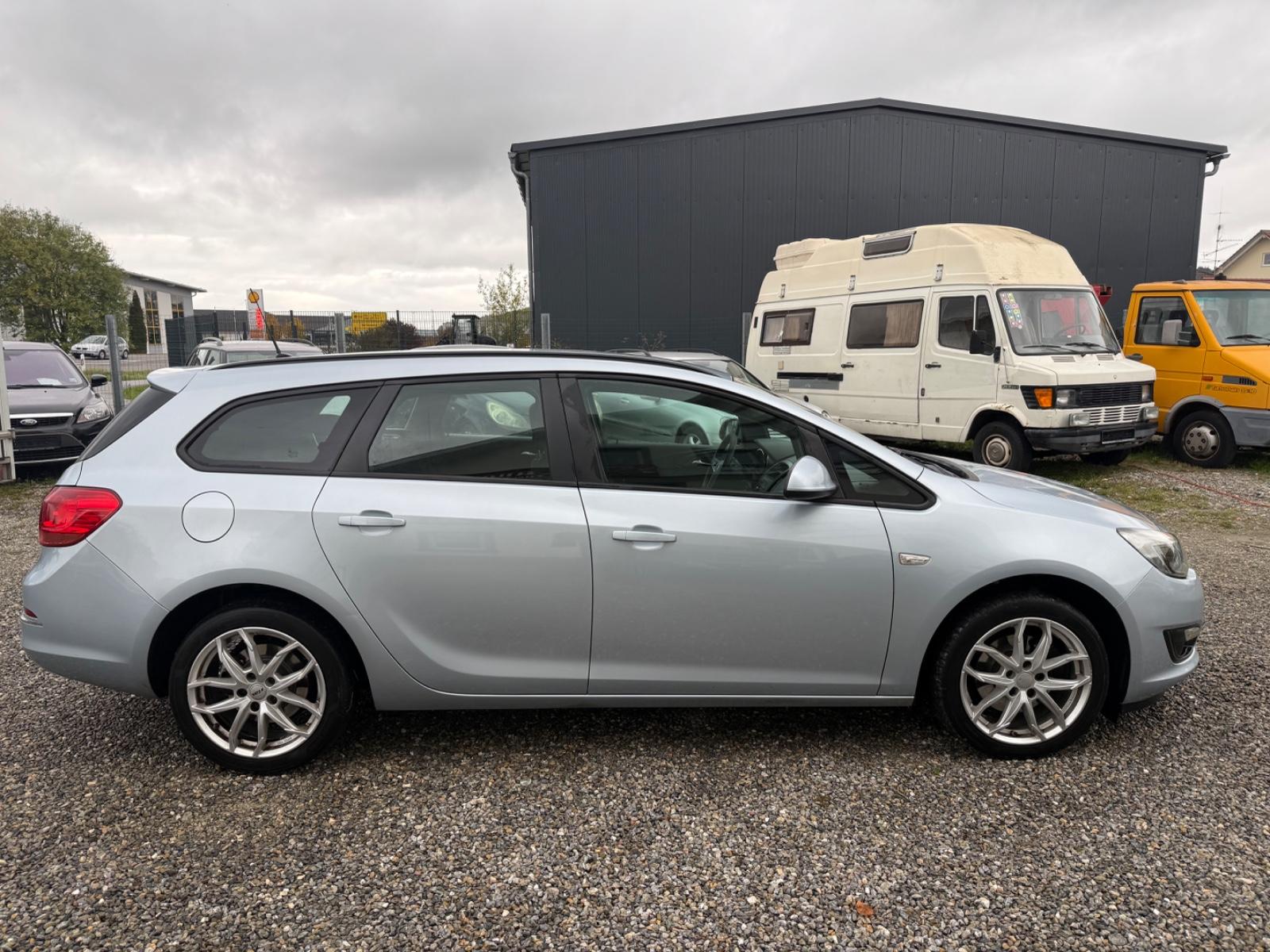 Opel Astra 2013 — вигляд ззаду