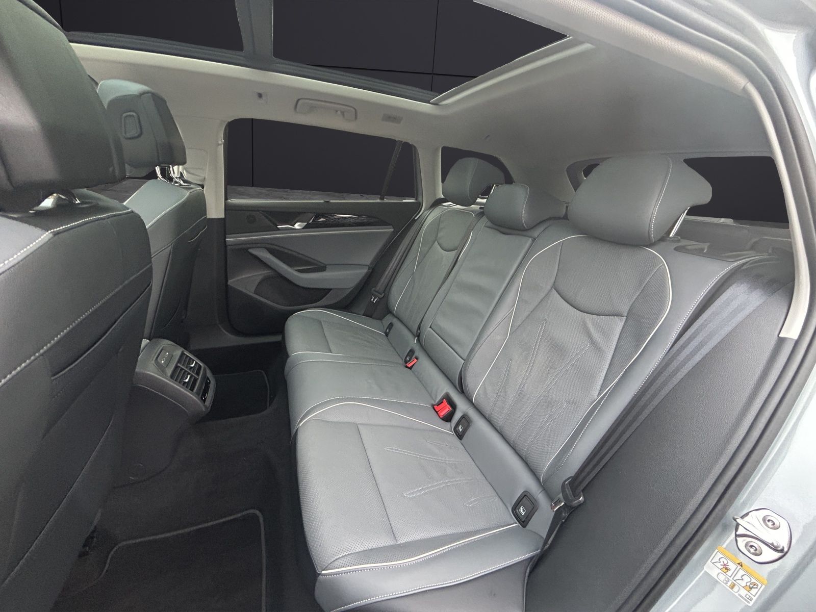 Fahrzeugabbildung Volkswagen Passat VOLL MatrixLED Standhzg AHK Pano Leder HU