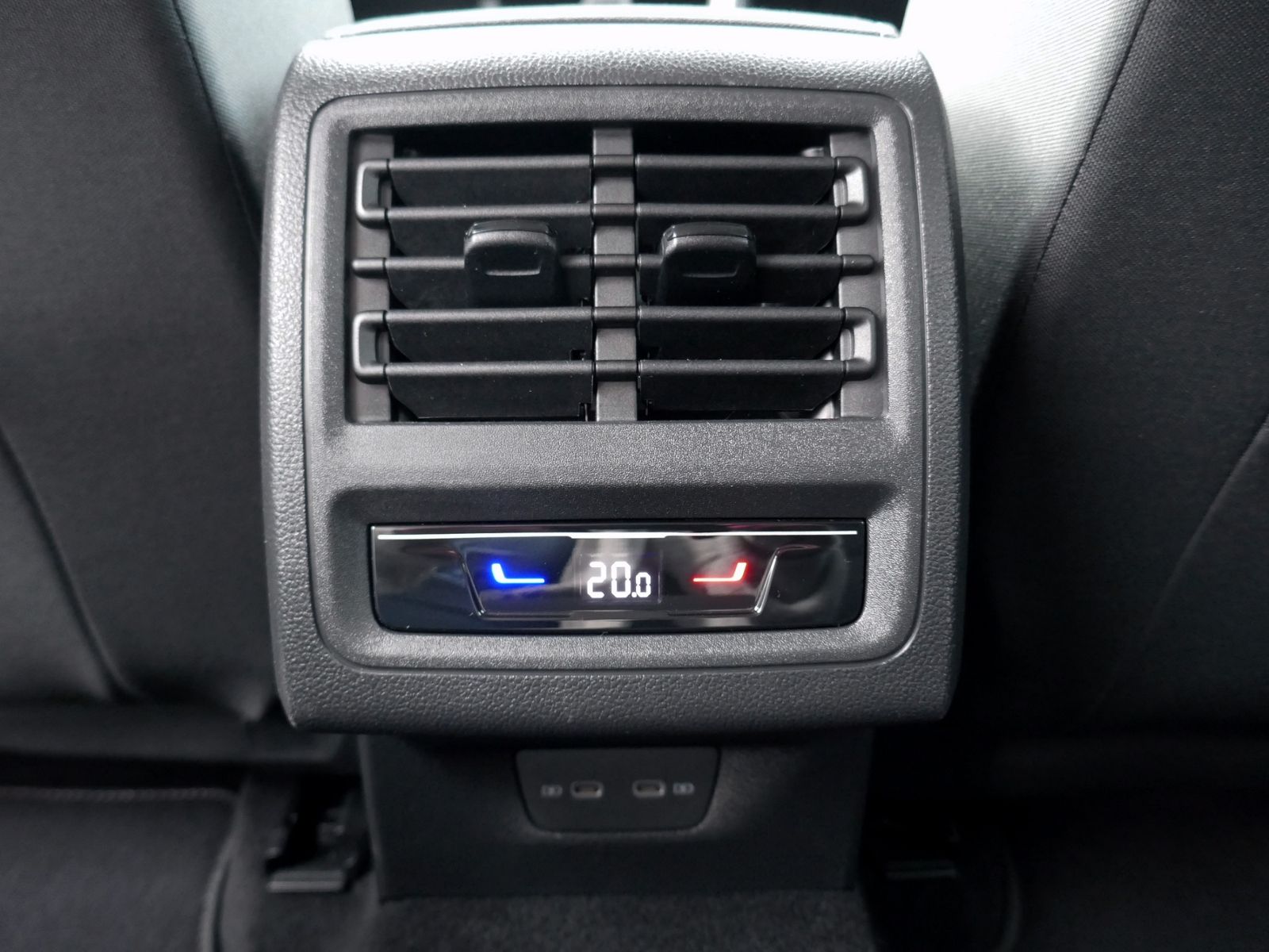 Fahrzeugabbildung Volkswagen Golf VIII Active 1.5 TSI | LED AHK RFK ACC Navi