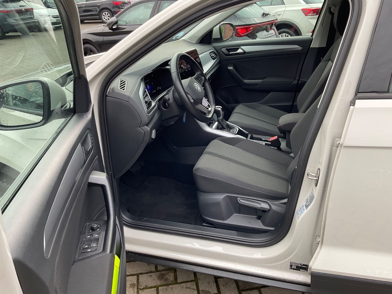 Fahrzeugabbildung Volkswagen T-Roc 1.5 TSI DSG Life,LED,AHK,Navi