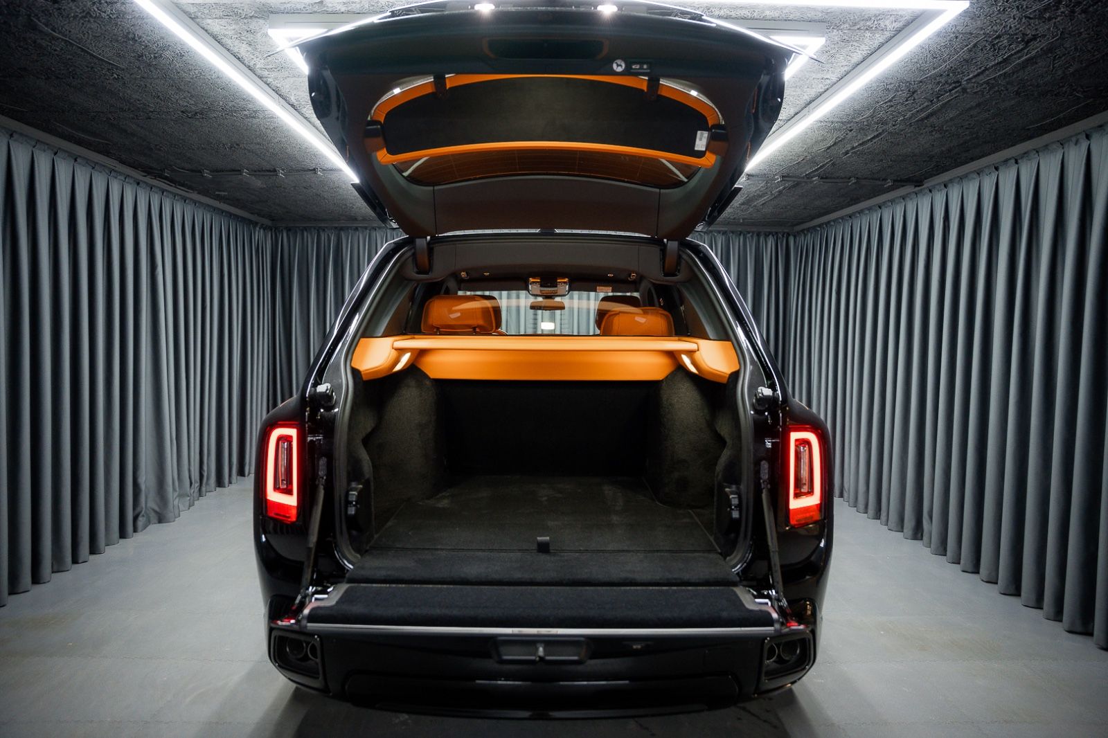 Fahrzeugabbildung Rolls-Royce Cullinan Black Badge 4Seats Starlight 2025 FULL
