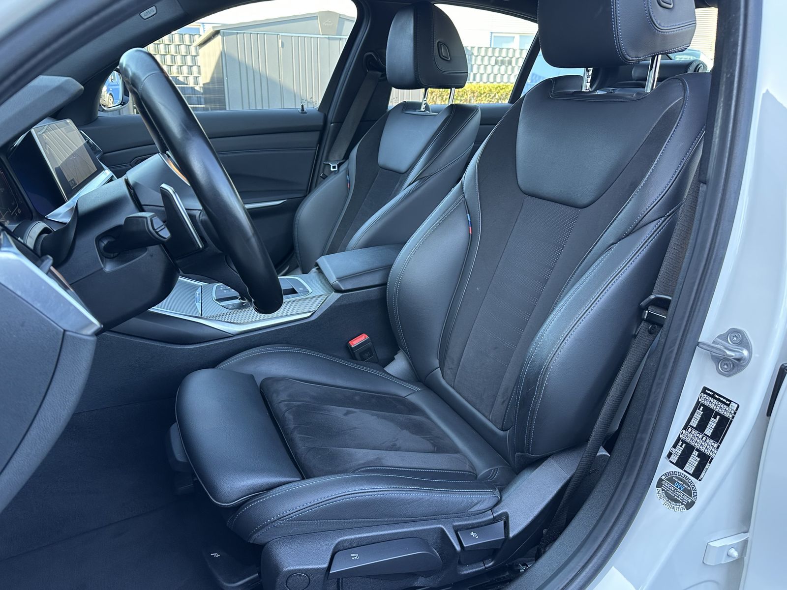 Fahrzeugabbildung BMW 330d Limousine M-Sport NAV+LED+19ZO+LIVE-COCKPIT