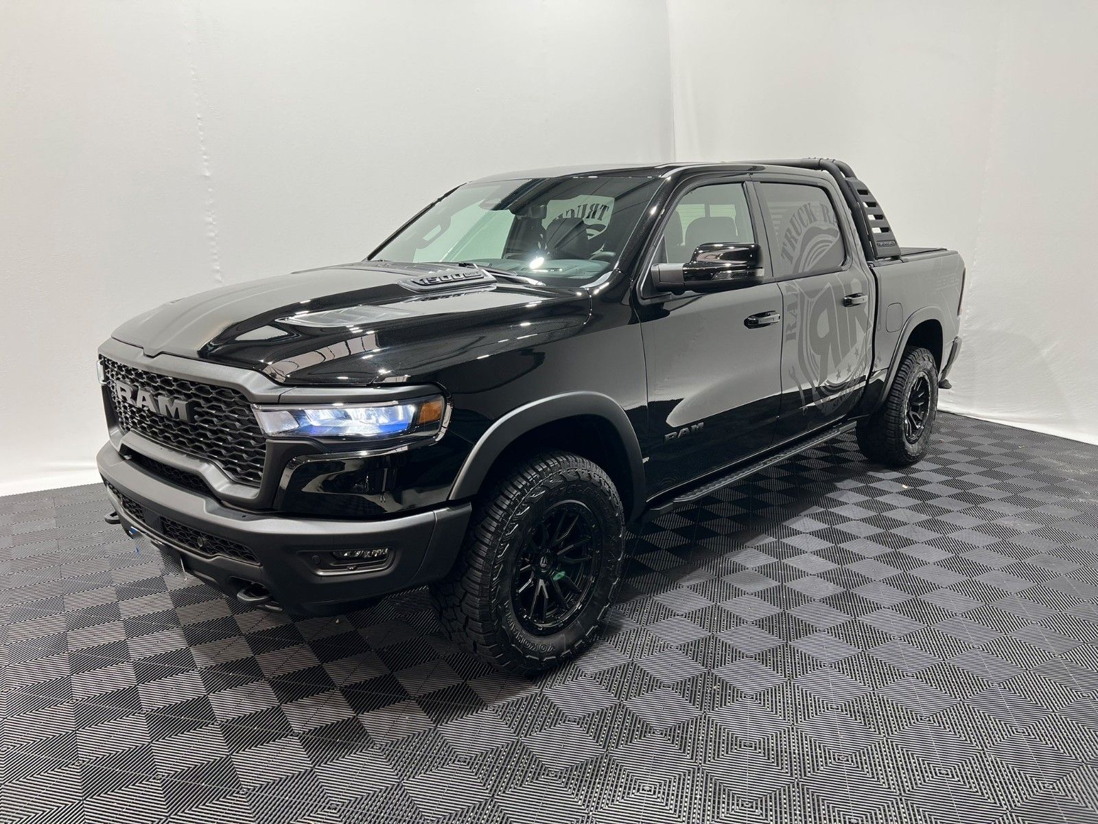 Fahrzeugabbildung Dodge RAM 1500 Rebel Night Premium 3.0L MY25 RTR Umbau