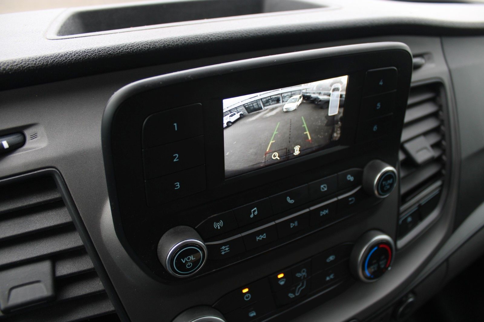 Fahrzeugabbildung Ford Transit 350 L3 H2 Kasten hoch lang KLIMA RFK AHK