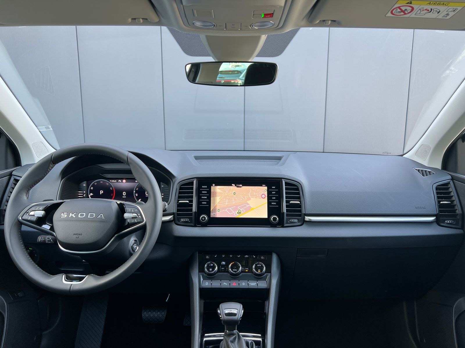 Fahrzeugabbildung SKODA Karoq Tour 1.5 TSI DSG *AHK, 17" LM-Felge, Navi,