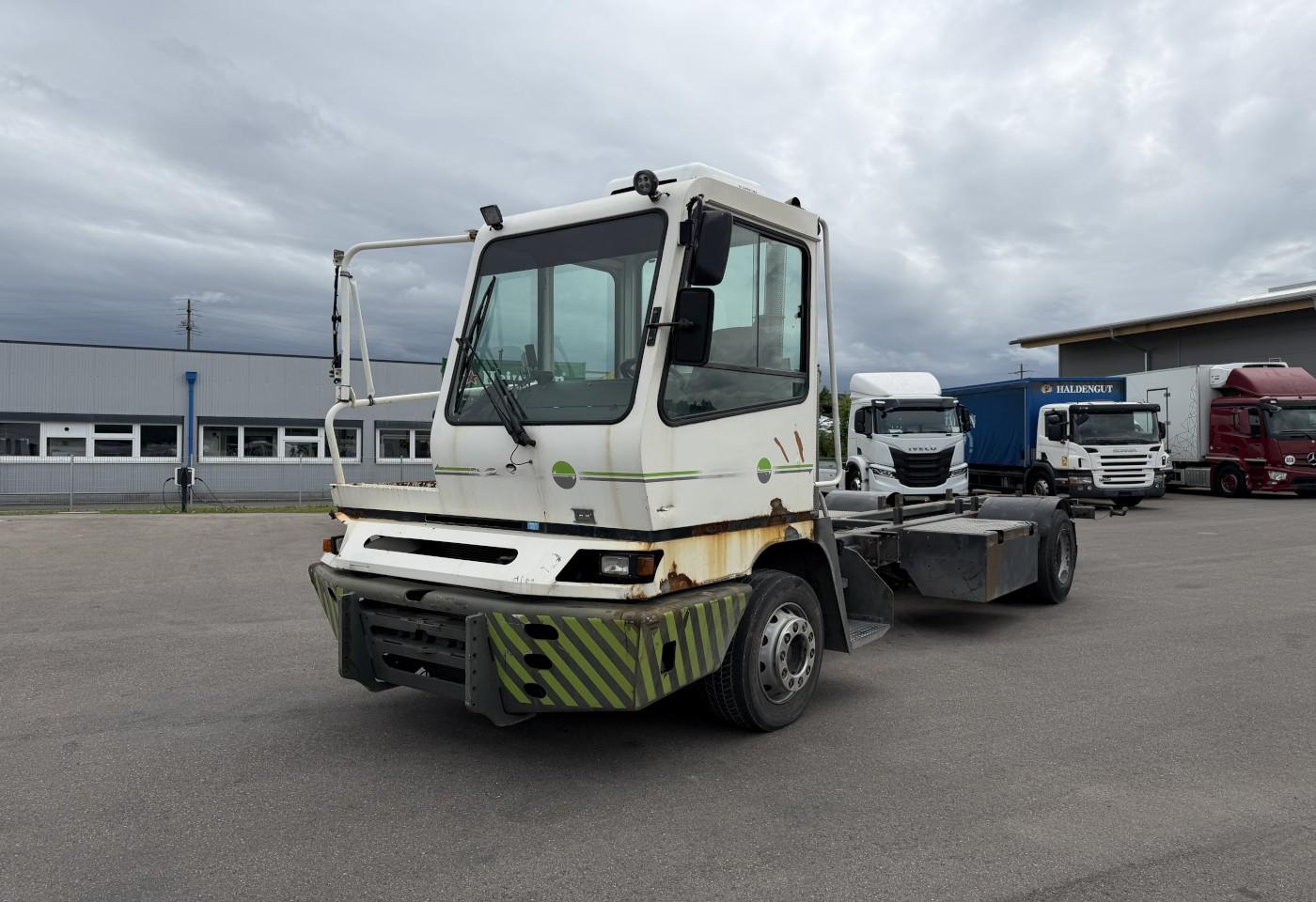 Andere YT222 4x2 Chassis-Kabine / Swiss-Vehicle