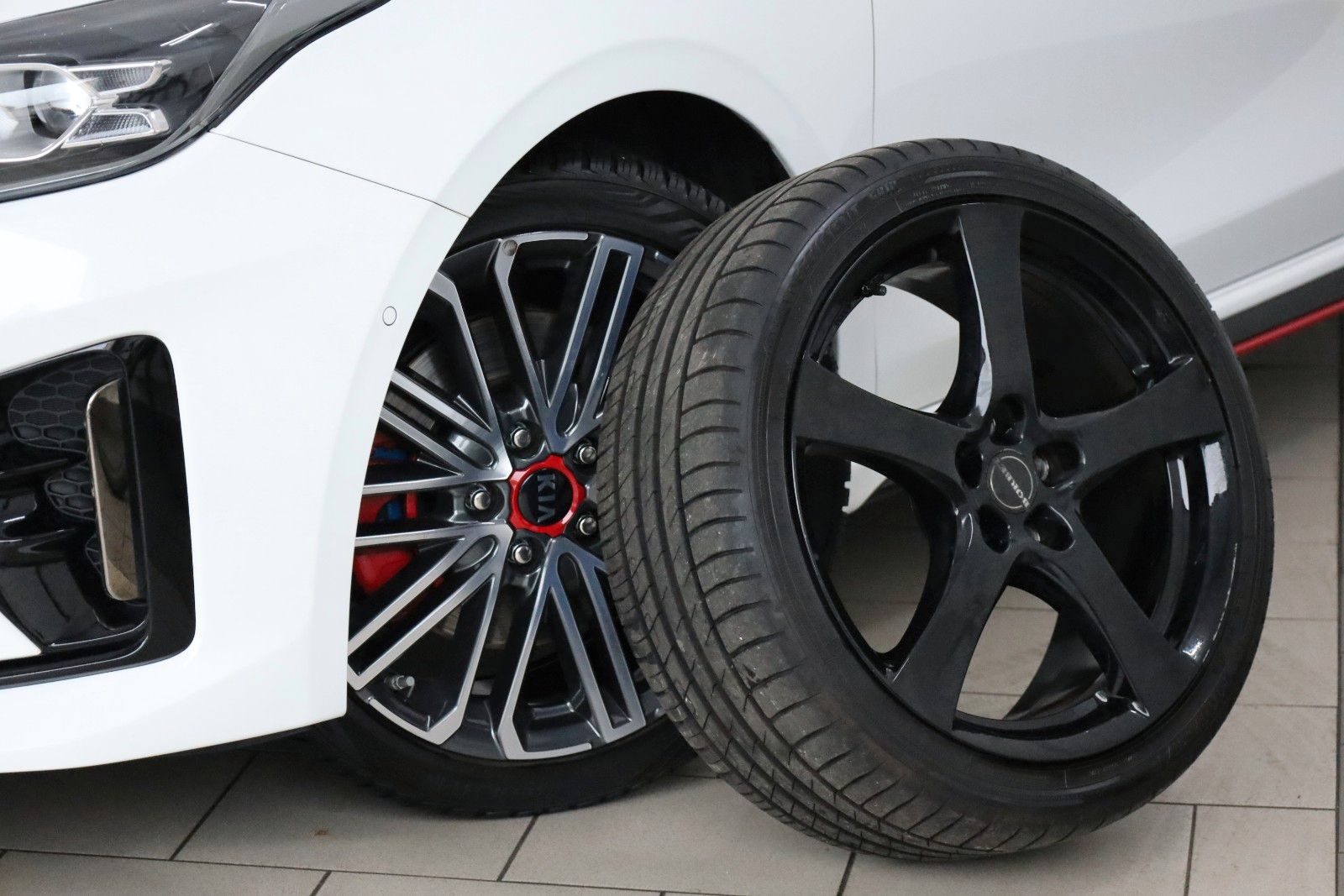 Fahrzeugabbildung Kia cee'd / Ceed GT, T.Leder,Navi,LED,SH,JBL +WR