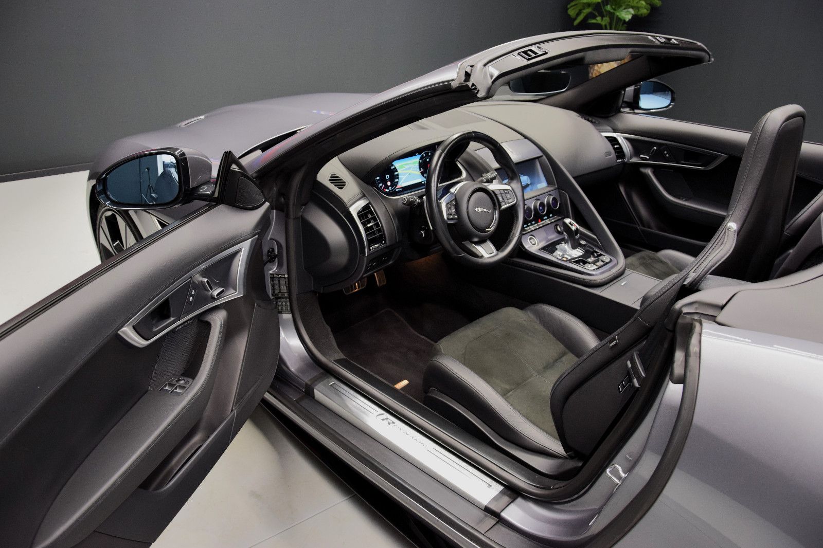 Fahrzeugabbildung Jaguar F-Type Cabriolet R-Dynamic Perf.AGA Temp. Kamera