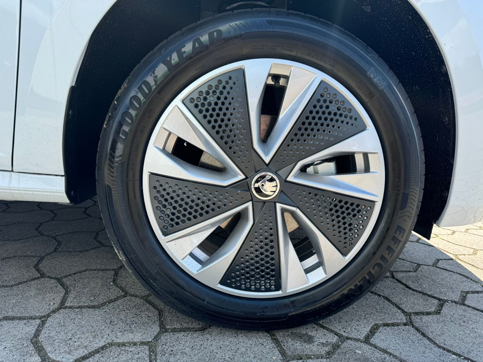 Fahrzeugabbildung SKODA Kamiq 1.5TSI DSG*RFK*NAV*eHeck*SideAss*