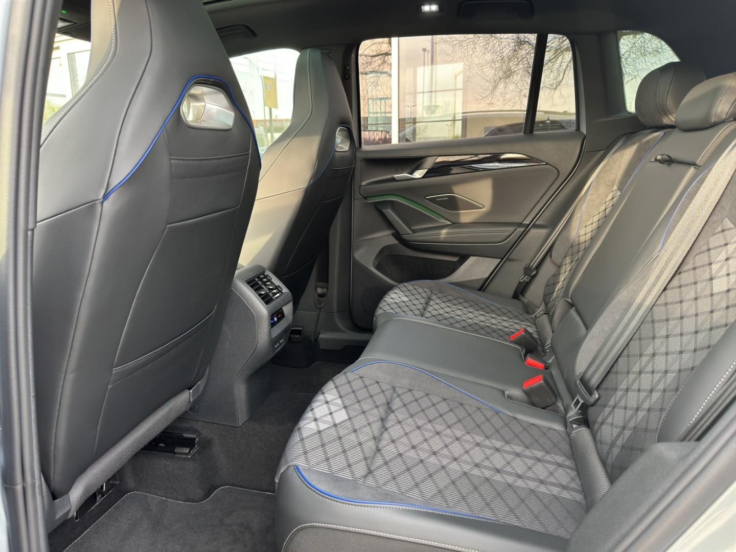 Fahrzeugabbildung Volkswagen Tiguan R-Line R-Line,AHK,Pano-Dach,Soundsystem,M