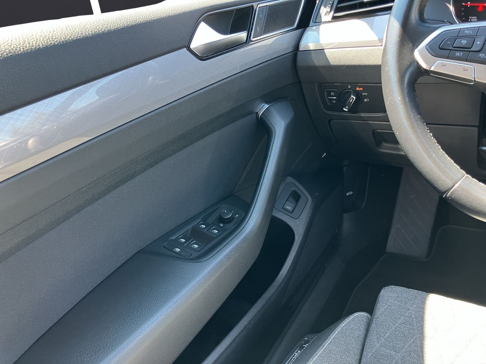 Fahrzeugabbildung Volkswagen Passat Variant TDI Business DSG LED AHK Navi ACC
