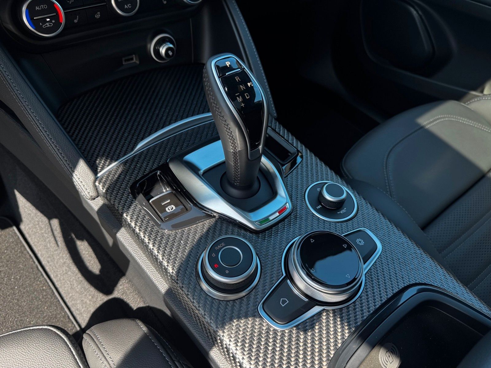 Fahrzeugabbildung Alfa Romeo QUADRIFOGLIO 2.9 V6 Bi-Turbo Q4 Glasdach Memory