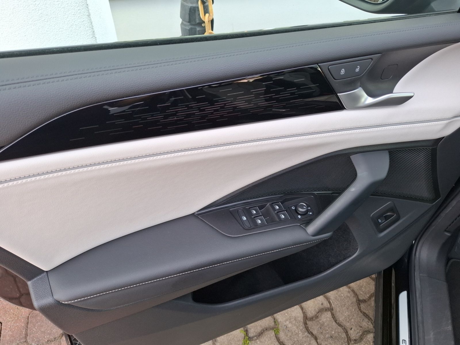 Fahrzeugabbildung Volkswagen Tiguan TDI Elegance DSG Matrix STH AHK Navi Pano