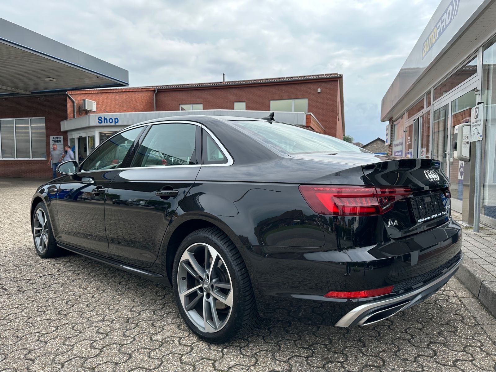 Fahrzeugabbildung Audi A4 35 TFSI sport S Line Navi/LED/GRA/GJR/18"