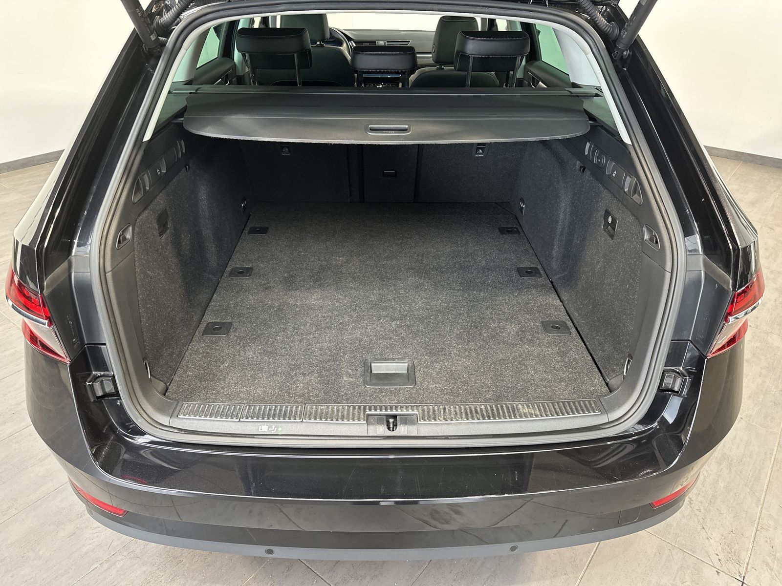 Fahrzeugabbildung SKODA Superb Combi Premium NAV+LED+PANO+360°+AHK+DCC