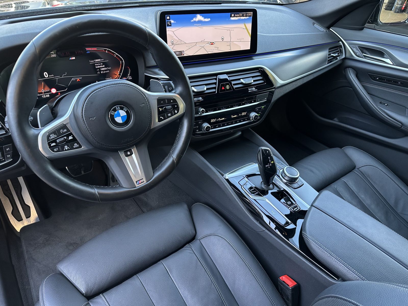 Fahrzeugabbildung BMW 520d Touring M-Sport NAV+LASER+AHK+PANO+HUD+20ZO