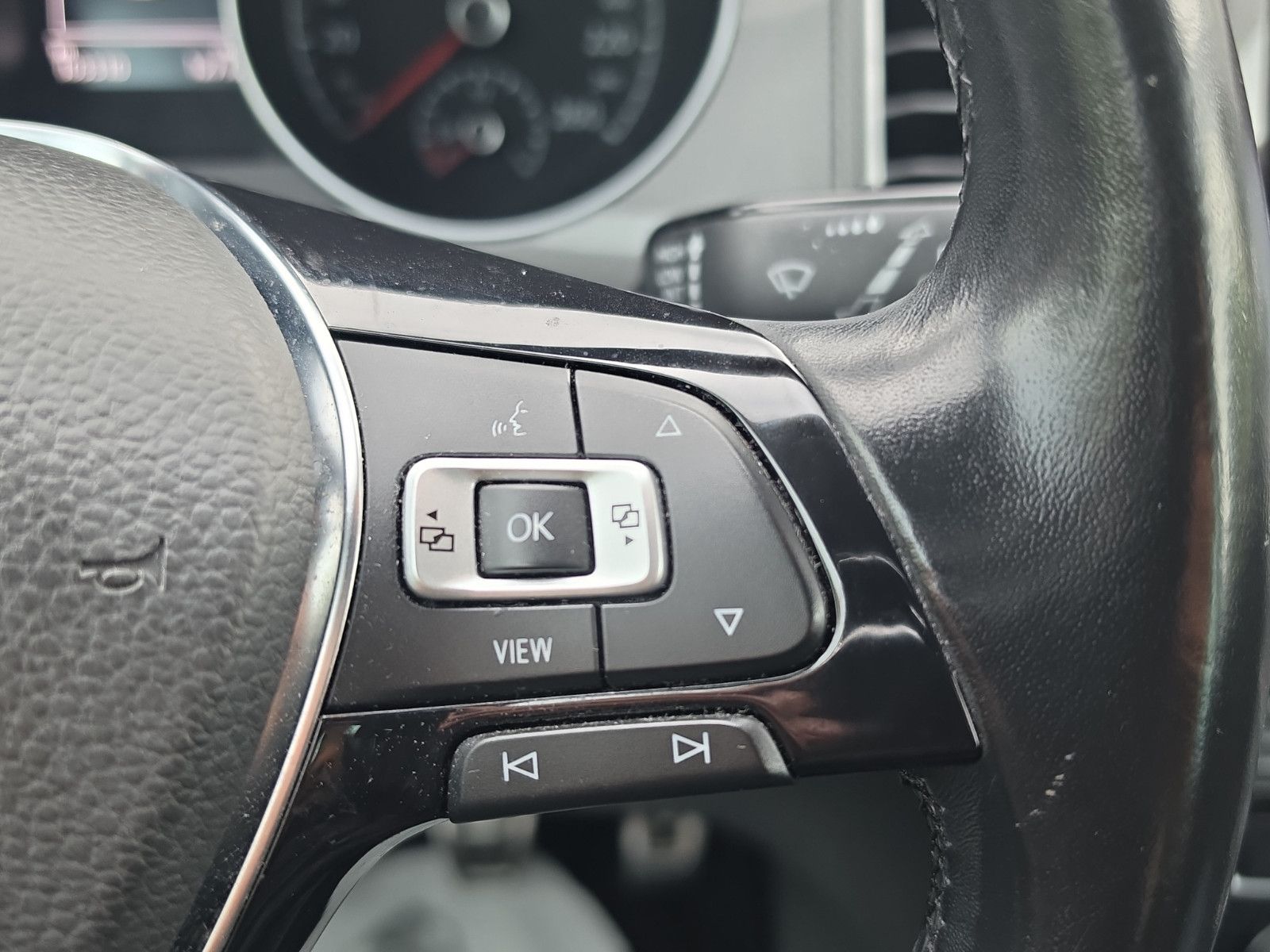 Fahrzeugabbildung Volkswagen Golf Sportsvan VII IQ.DRIVE AHK NAVI SHZ