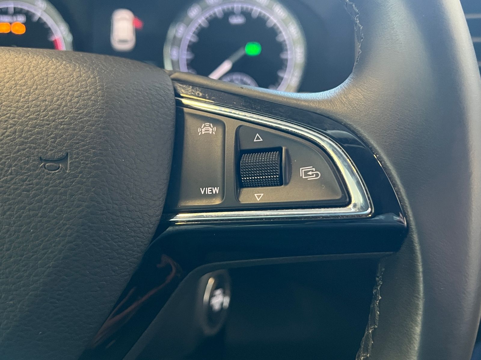 Fahrzeugabbildung SKODA Karoq Style 1.5 TSI DSG *AHK, LED, Kamera, LM'-1