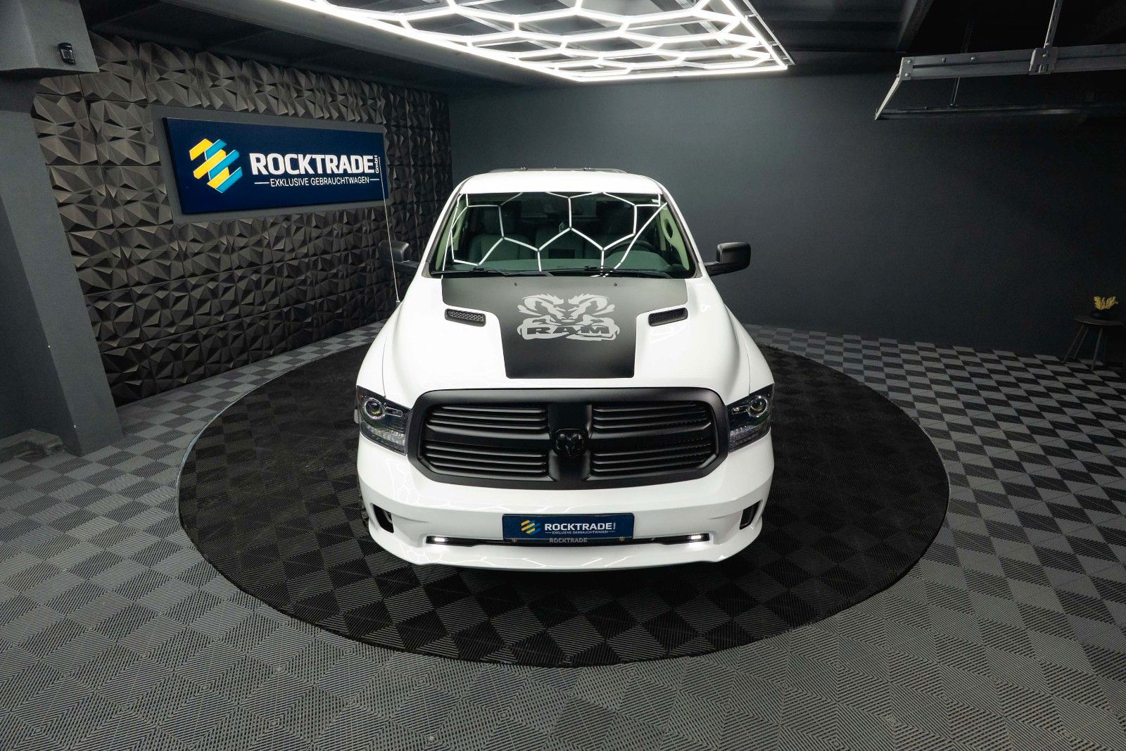 Fahrzeugabbildung Dodge RAM 5.7 V8 HEMI 4x4 OFFROAD Night-Paket *LED*19%