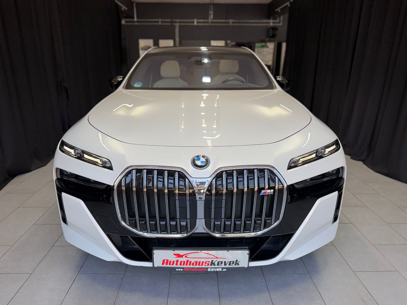 Fahrzeugabbildung BMW M760 e xDrive M-SPORT|TV|B&W|SKY-LOUNGE|MEGAVOLL