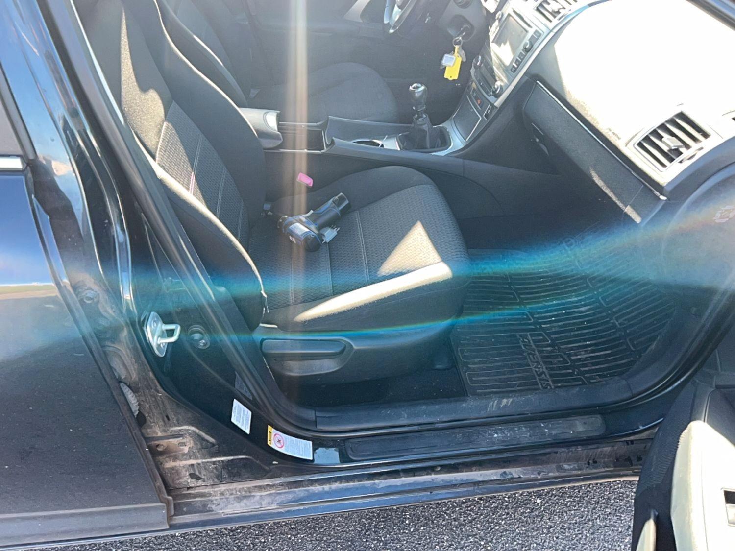Toyota Avensis 2012 — photo 22