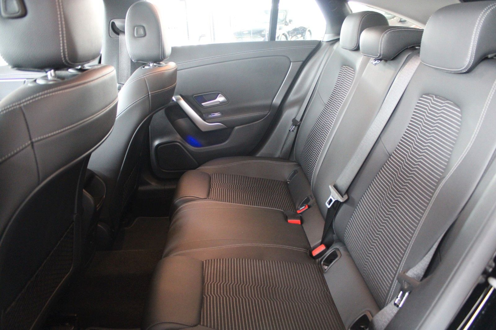 Fahrzeugabbildung Mercedes-Benz CLA 180 Shooting Brake LED NAVI DAB HighEnd uvm