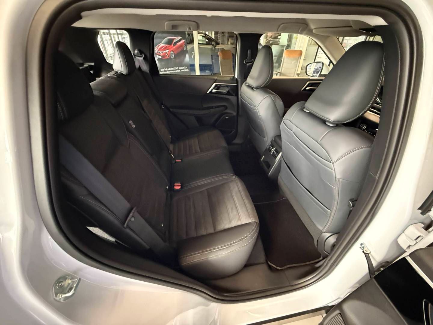 Fahrzeugabbildung Mitsubishi Outlander Plug-in Hybrid Intro Edition 2.4 MIVEC